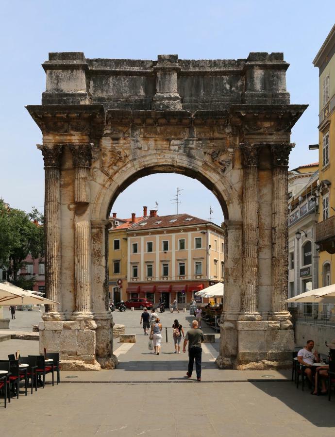 Ttapartmani Pula Luaran gambar